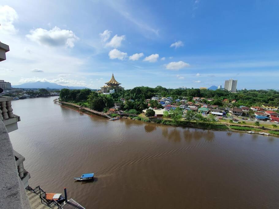 Lovely Waterfront Riverbank Suite With Pool A2 Kuching Exterior foto